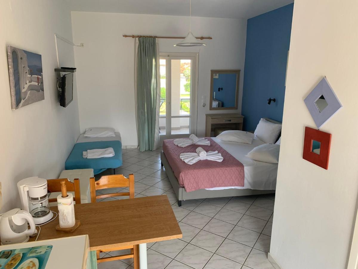 Eleftheria Studios And Apartments Acharavi  Bagian luar foto