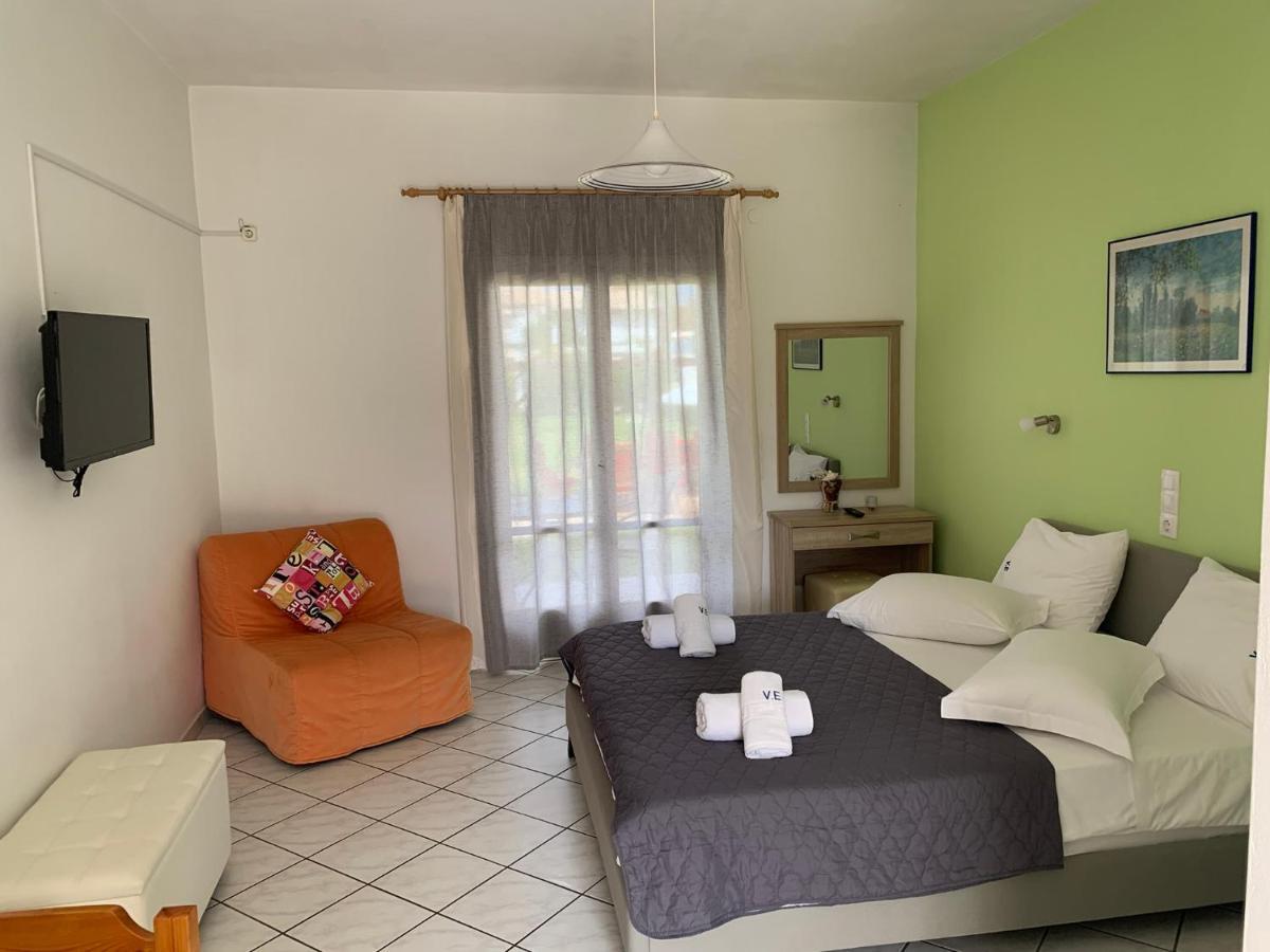 Eleftheria Studios And Apartments Acharavi  Bagian luar foto