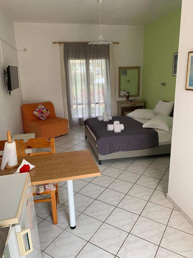 Eleftheria Studios And Apartments Acharavi  Bagian luar foto