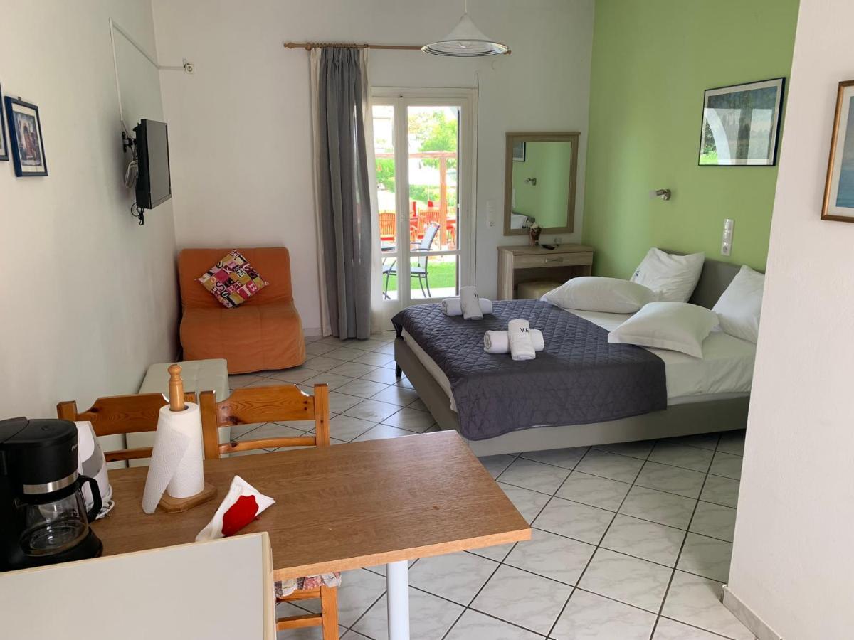 Eleftheria Studios And Apartments Acharavi  Bagian luar foto